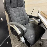 میز و صندلی و کتابخانه