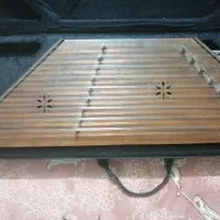 سنتور تمیز و مرتب با کتاب های آموزشی|سازهای سنتی|لار, |دیوار