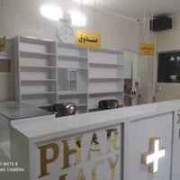 دکوراسیون داروخانه قفسه و پیشخوان