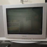 تلویزیون و میز شیشه‌ای