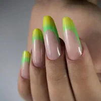 خدمات حرفه ای کاشت ناخن در آکادمی