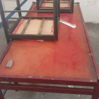 میز بزرگ دو عدد صندلی منقل با دینام