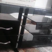 میز تلویزیون شیشه ای بسیار تمیز