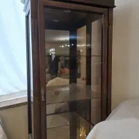 ویترین سه طبقه همراه با یک طبقه کمد