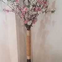 گلدان بامبو به همراه 8شاخه گل شکوفه بادام