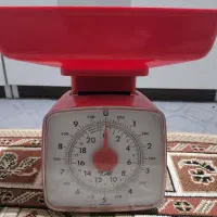 ترازو کاملا دقیق و سالم و تمیز