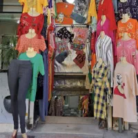 عکس تزیینی فروش عمده تعدادی لباس نو.بدلیل تغییرشغل