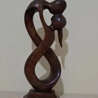 مجسمه چوبی