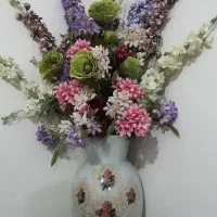 گلدان به همراه گل