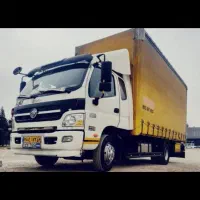 کارگر اثاث همراه با ماشین