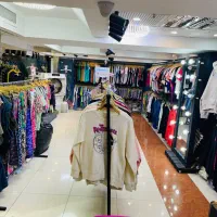 فروشنده موجه بوتیک زنانه