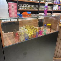 دکور فروشگاه 2 میز فروشگاهی 1 میز کانتر و 1 ویترین|فروشگاه و مغازه|تهران, مدائن|دیوار