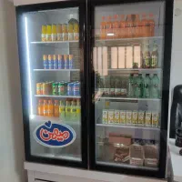 یخچال مغازه ایستاده و یک عدد استند