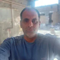 دوتا کارگر ماهر ونیمه ماهر قالب بند