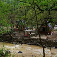 کلبه چوبی لب رودخونه و جنگلی جاده اسالم