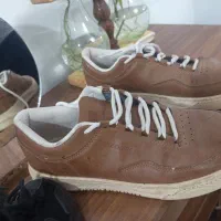 کتونی سفید عسلی در حد نو