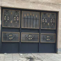 نقاشی درب آهنی  و دیوار داخلی ساختمان