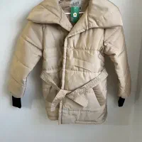 کاپشن جلو باز،با بند بسته می‌شود