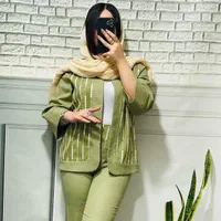 تعدادی لباس نو به صورت عمده به فروش می‌رسد