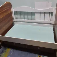 تخت کودک هردوطرف محافظ داره ابعادش ۱۳۵ در ۸۵