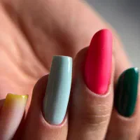 خدمات و آموزش کاشت ناخن