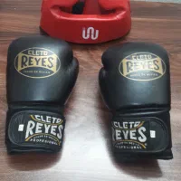 کفش و کلاه و دستکش بوکس