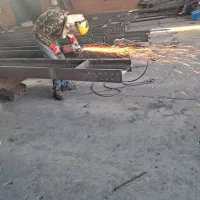 کارگر کار با سنگ فرز