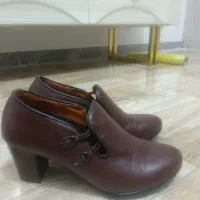 دوجفت کفش وصندل ی بار پوشیده شدن