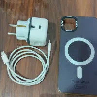 یک عدد شارژر گوشی آیفون 11 پرو اصلی با یک عدد قاب