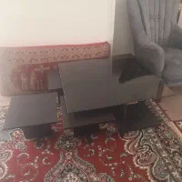 جلو مبلی بهمراه سه عدد گل میز