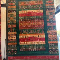 فروش یک فرش و جلو مبلی به همراه عسلی.