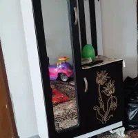 جاکفشی و ساعت ایستاده و گلدان