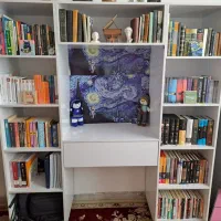 کتابخانه و قفسه و میز تحریر