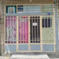 درب آهنی حدودا 3 متر در 4 متر