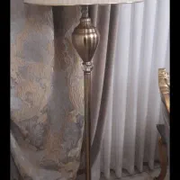 آباژور ایستاده