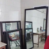 آینه قاب دار و صندلی فلزی