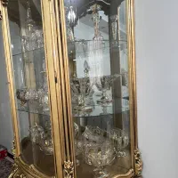 ویترین با ۱۰ تیکه سرویس طلا کوب چک