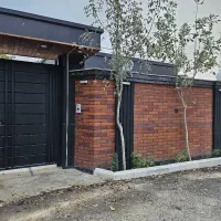 فروشنده خانم در دفتر قطعات بتنی مصالح