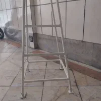 چهار پایه فلزی|صندلی و نیمکت|تهران, آهنگران (سراسیاب دولاب)|دیوار