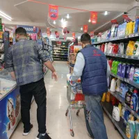 سرپرست و تعدادی نیرو در فروشگاه افق کوروش هروی