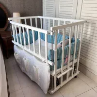 تخت و گهواره کودک کنار مادر