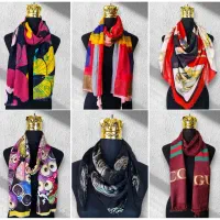 تعدادی شال در حد نو