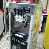 دستگاه بستنی همراه با میز و صندلی