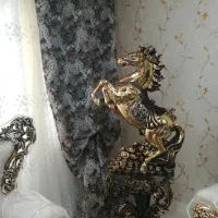 مجسمه و پایه اسب