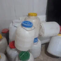 تعدادی دبه بیست لیتری کارکرده