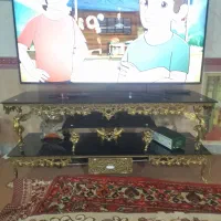 میز تلویزیون و آینه شمعدان و تلفن و سماور برنزی