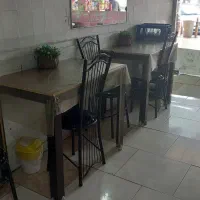 میز و صندلی کوتاه و بلند مناسب برای کافه