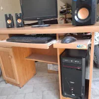 کامپیوتر و میز