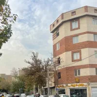 مغازه دو نبش . بر خیابان امام خمینی . شمالی