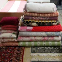 تعدادی تشک، پتو، لحاف، بالش